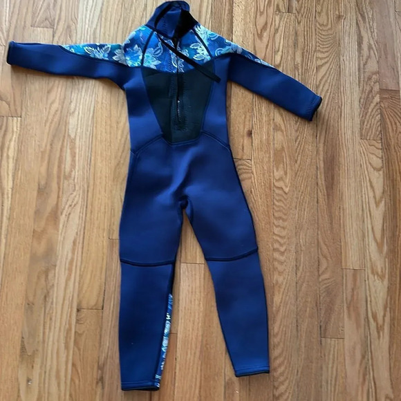 Xuker wet suit navy with floral girls long sleeve 10.5” pit to pit like new - Picture 5 of 6